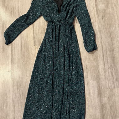 Langes grünes Kleid mit Muster und Pailletten