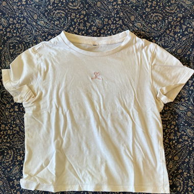 T-Shirt in Creamy Yellow with Heart Embroidery 