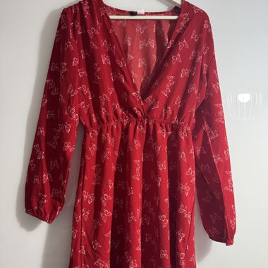 Rotes langärmliges Kleid mit Blumenmuster