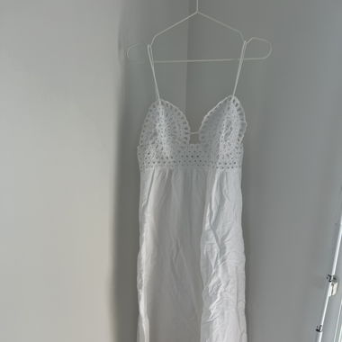 MANGO - Weisses Sommerkleid mit Lochstickerei