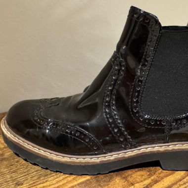 Schwarze Lack Chelsea Boots