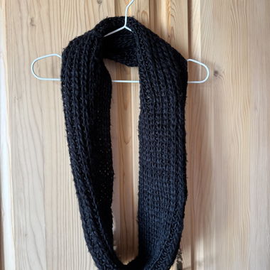 Schwarzer Strickschal