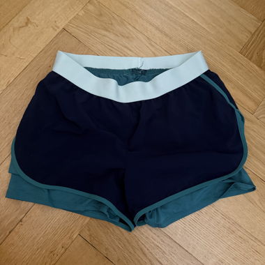 Two-tone sports shorts