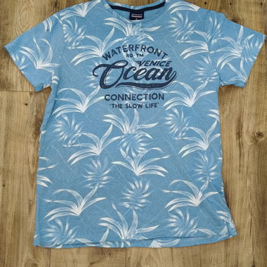 Blaues T-Shirt mit tropischem Muster