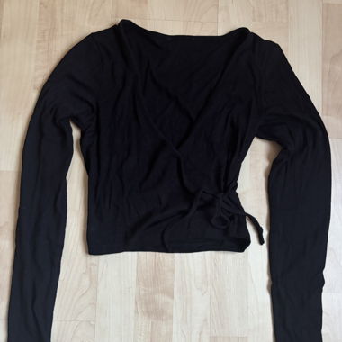 Schwarzes Wickeloberteil – Langarm & elegant