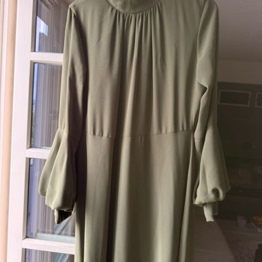Olives Kleid mit Stehkragen
