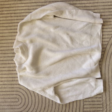 Weisser Strickpullover