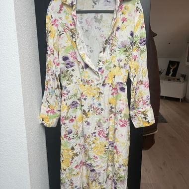 Geblümtes Hemdkleid mit Bindegürtel