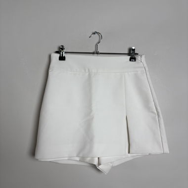 Zara-Weisse High-Waist-Shorts