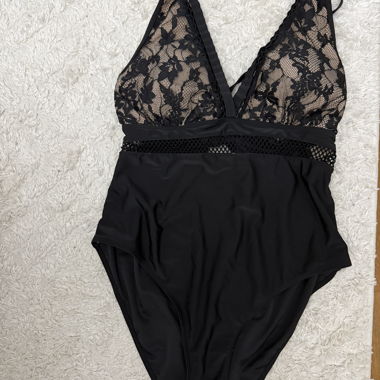 Costume da bagno nero in pizzo