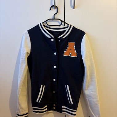 Dunkelblaue und weisse Collegejacke