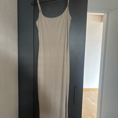 Abito lungo beige con spalline sottili