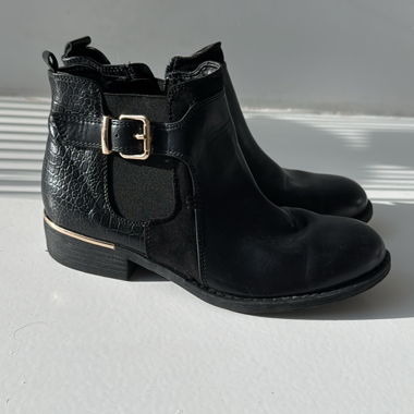 Schwarze Stiefeletten mit Schnalle