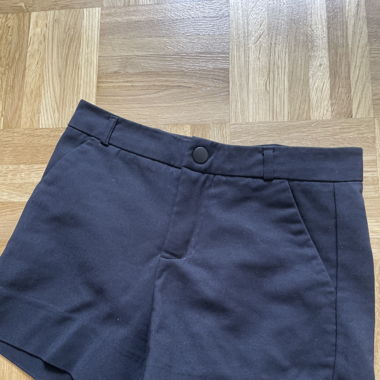 Black short trousers from MANGO