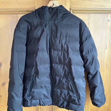 H&M schwarze Daunenjacke