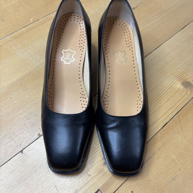 Décolleté con tacco in pelle nera