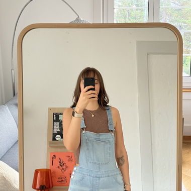 Kurze Latzhose, Jeansshorts