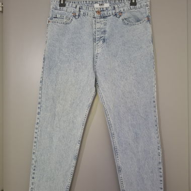 Jeans chiaro dal taglio ampio