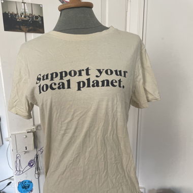 „support your local planet“ Tshirt von Dedicated