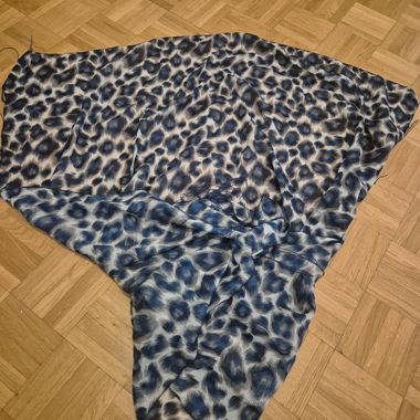 Grand foulard motif léopard bleu