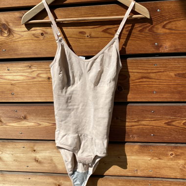 Body beige contenitivo con spalline