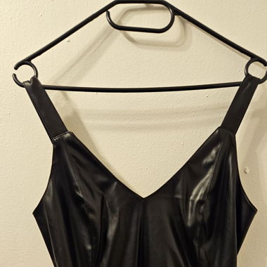 Robe noire similicuir