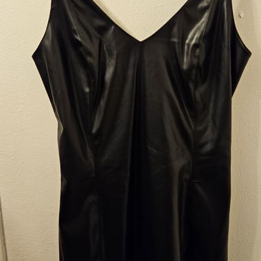 Robe noire similicuir