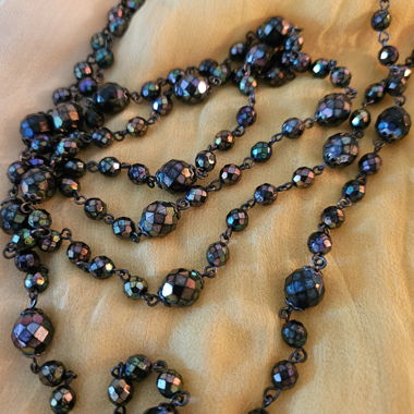 Collier de perles noir irisé