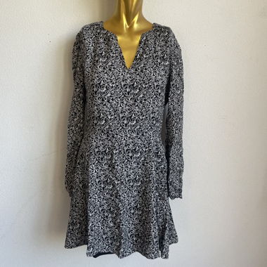 Robe noire et blanche 