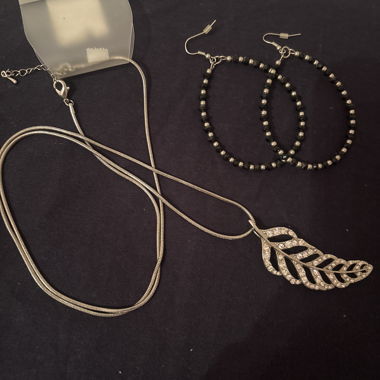 Set di gioielli con collana e orecchini