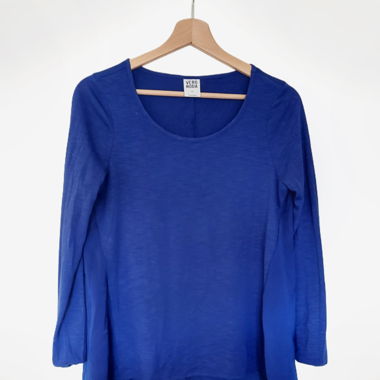 Dünner blauer Pullover