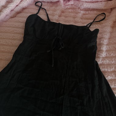 Abito nero con spalline sottili