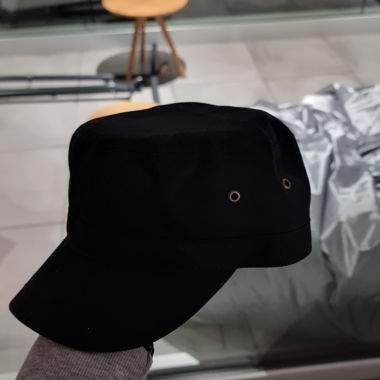 Cappellino nero stile militare