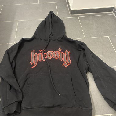 Schwarzer „Hässig“ Hoodie