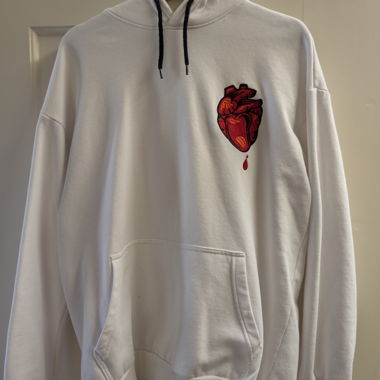 Weisser Hoodie mit Herz-Print