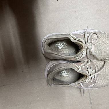 Weiße Adidas Sportschuhe 