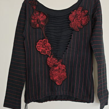 Schwarzes Langarmshirt mit roten Streifen