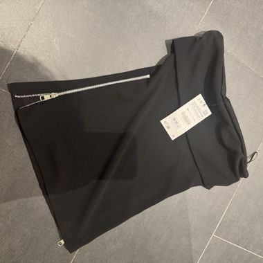Top nero con zip