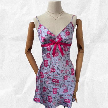 Blumenkleid im Slip-Stil