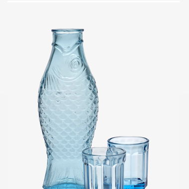 Bouteille en verre bleue avec 2 verres (forme de poisson)