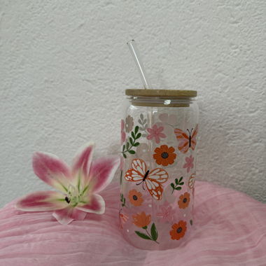 Glas aus Glas mit Schmetterlingen und Blumen
