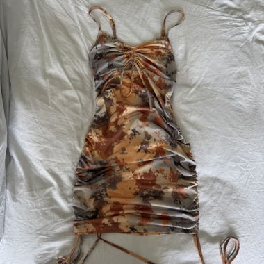 Kurzes bedrucktes Kleid