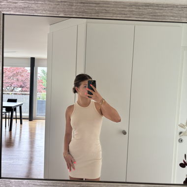 Robe moulante beige sans manches