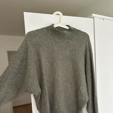 grüner Pullover