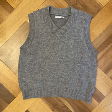 Grauer Strickpullover ohne Aermel