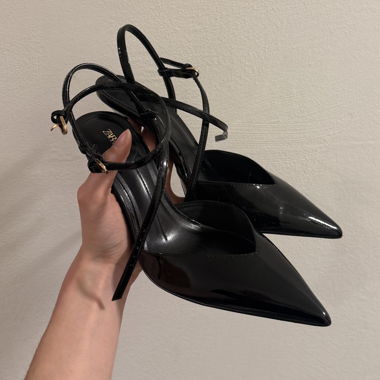 Schwarze Zara-Riemchenpumps