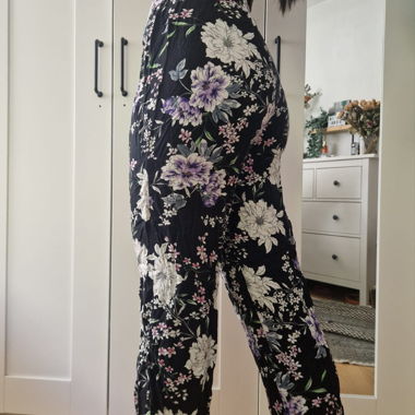 Stoffhose mit Blumenmuster