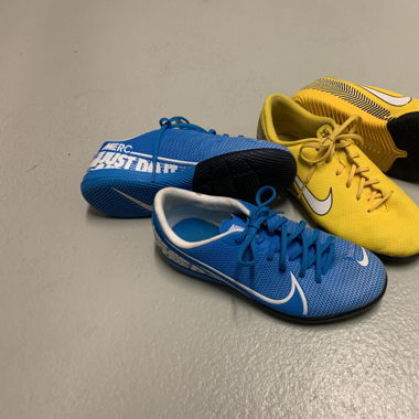 2 Paar Nike Turnschuhe Gr. 38