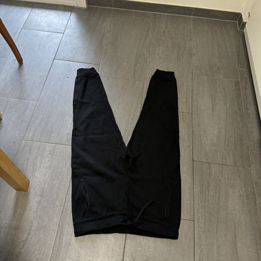 Schwarze Jogginghosen