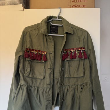 Herzige Jacke mit Perlen